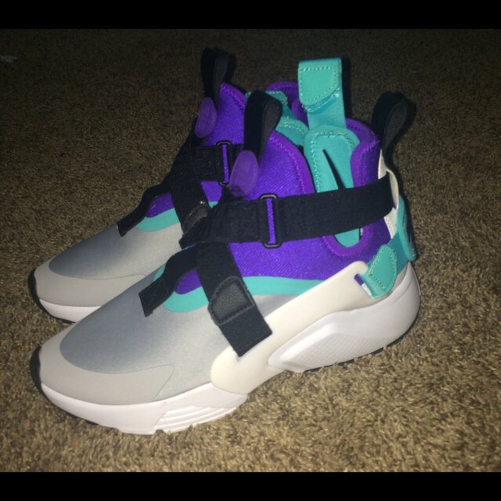 Women’s size 8 Nike air huarache city